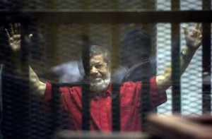 Tribunal egipcio condena al expresidente Morsi a 25 años de cárcel