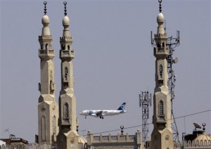 Vuelo de EgyptAir retoma su ruta tras aviso de bomba falso 