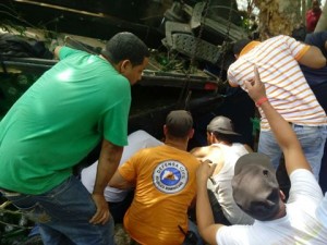 Persona atrapada bajo hierros de camión en accidente carretera Jarabacoa-La Vega