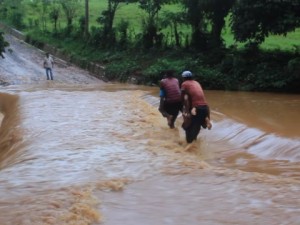 Cientos de familias incomunicadas por crecida de río en Sánchez Ramírez; seguirán las lluvias