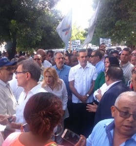 Excandidatos presidenciales marchan hacia Cancillería 