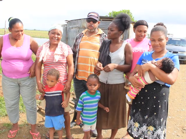 Villa La Mata: Familias habitan al borde del canal mayor piden reubicación