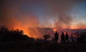 EE.UU.: Evacuan a miles de personas por un fuerte incendio en Los Ángeles
