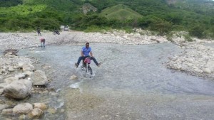 Azua: en distrito municipal Las Lomas piden construcción de puente