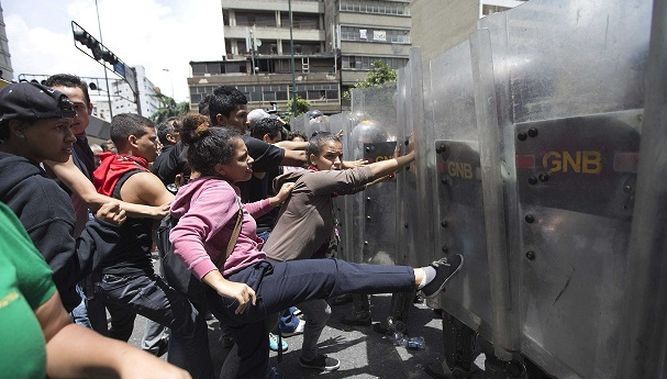 Protestan en Caracas por escasez de alimentos