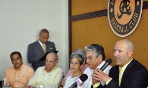 Águilas Cabaeñas presentan a Manny Acta como nuevo vicepresidente ejecutivo del equipo