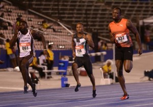 Usain Bolt se pasea en las clasificatorias olímpicas de Jamaica