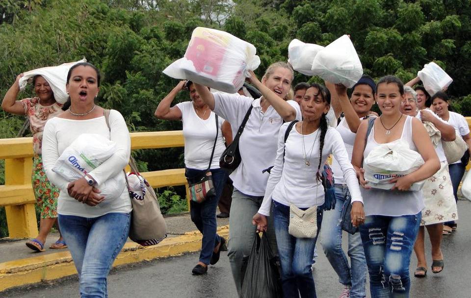 Venezolanos podrán cruzar frontera con Colombia por 12 horas para abastecerse