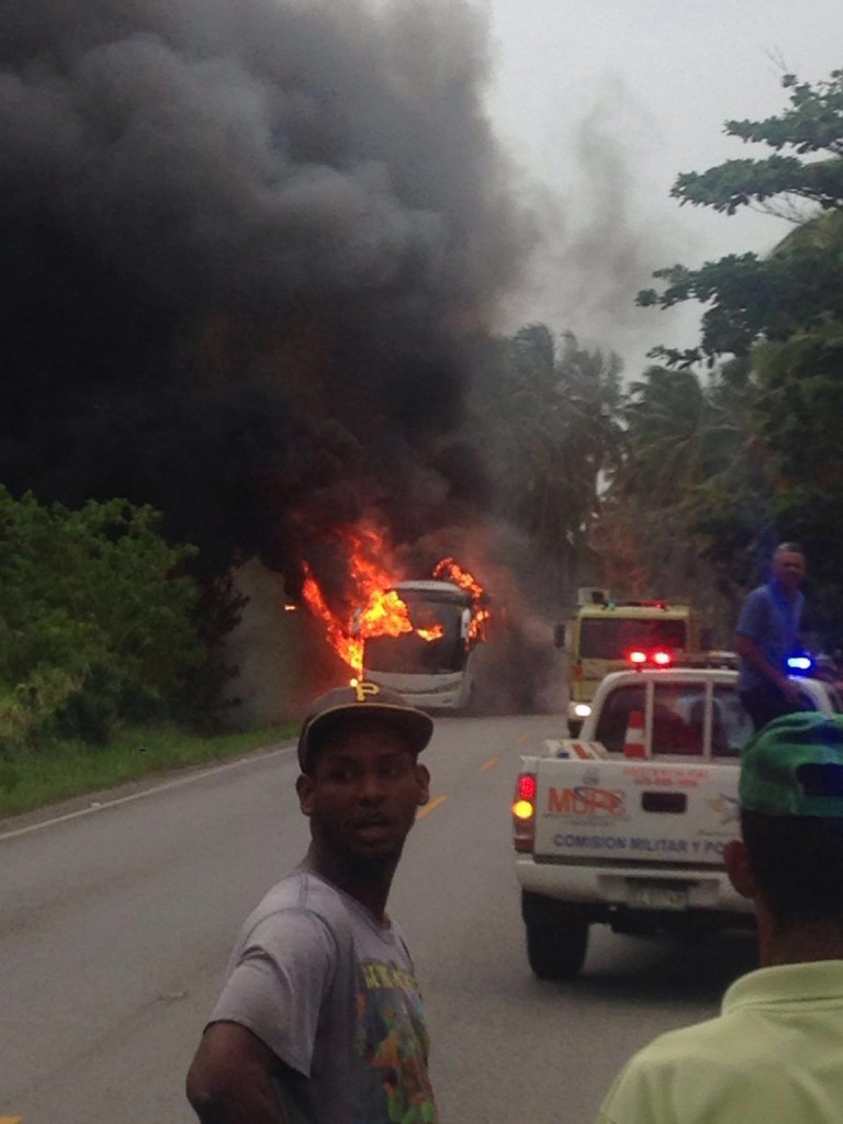 Cable alta tensión impacta autobús en carretera Sánchez-Nagua; varias personas heridas