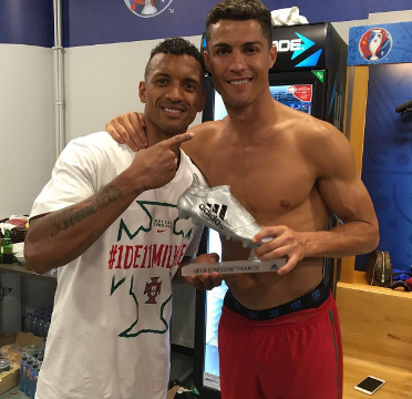 Lindo gesto: Cristiano Ronaldo le regala a Nani la Bota de Plata de la Eurocopa 2016
