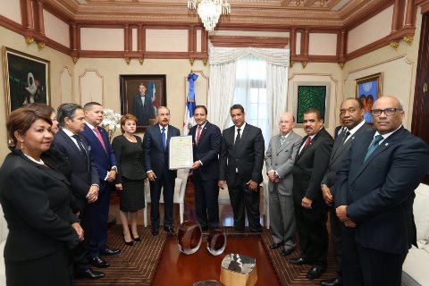 Congresistas entregan en Palacio certificado de ganador al presidente Medina