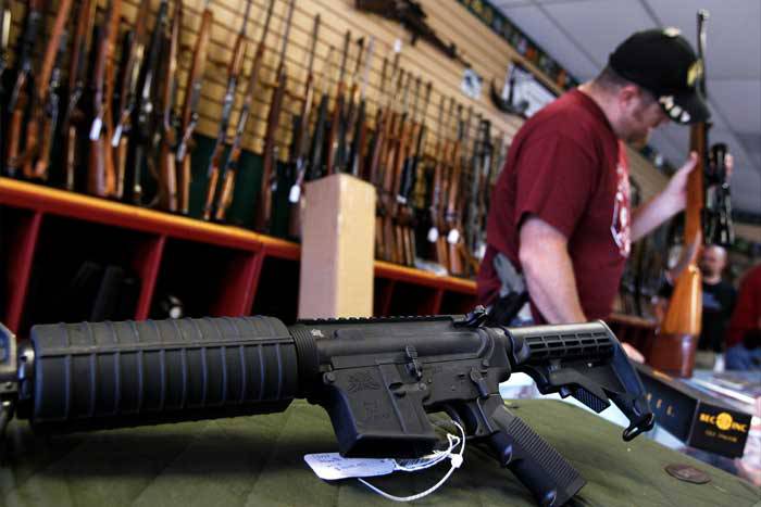 Más estadounidenses favorecen control sobre venta de armas