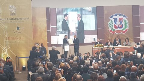 JCE proclama a Danilo Medina ganador elecciones 2016; le entrega certificado