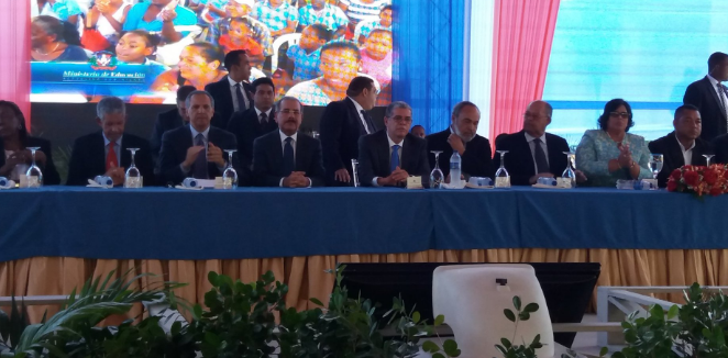 Danilo Medina inaugura liceo y estancia infantil en Boca Chica; comunitarios piden otras obras