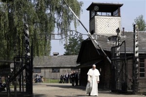El papa asiste a plegaria en campo de Auschwitz 