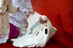 El papa sufre una caída durante una misa en un santuario de Polonia