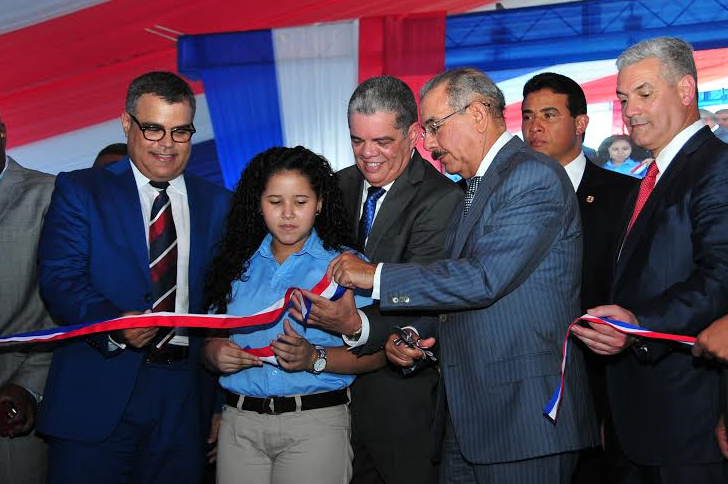 Presidente Medina inaugura dos nuevos centros para Haina