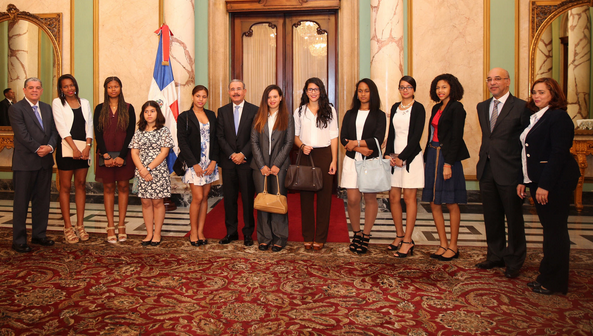 Presidente recibe a estudiantes meritorios de origen dominicano en España