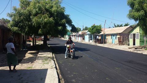 Azua: asfaltan calles de Guayacanal tras 20 años de abandono