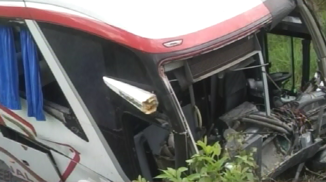 Tres personas en estado delicado por accidente de autobús en kilómetro 56 de la autopista Duarte