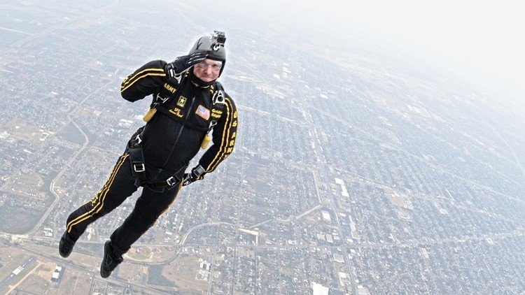 Hombre salta sin paracaídas y cae ileso en una red