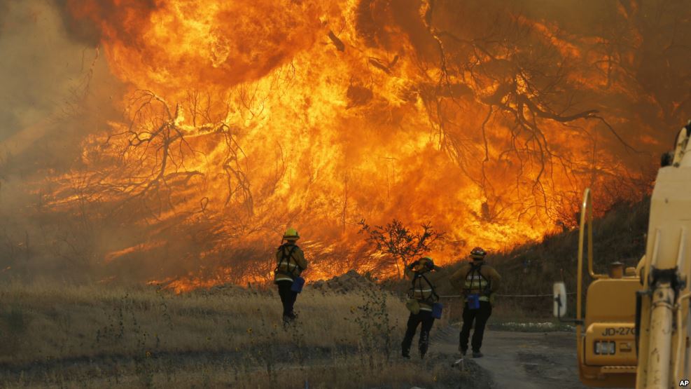 California: Evacuados regresan a casa pero incendio continúa