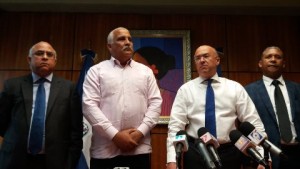 Ministro de Deportes visita a procurador para tratar supuesto fraude de terrenos La Barranquita de Santiago