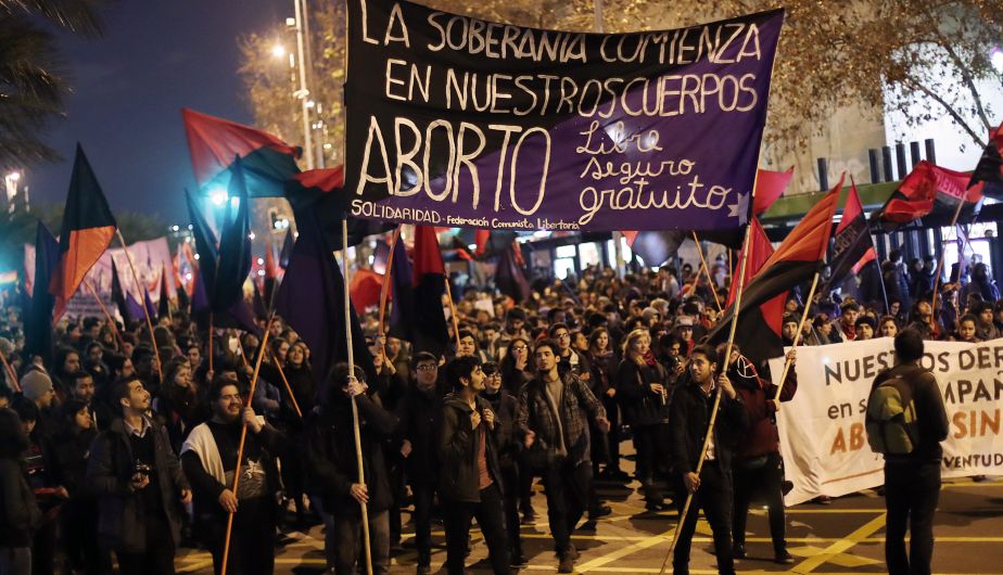 Mujeres marchan en Chile por aborto libre, seguro y gratuito