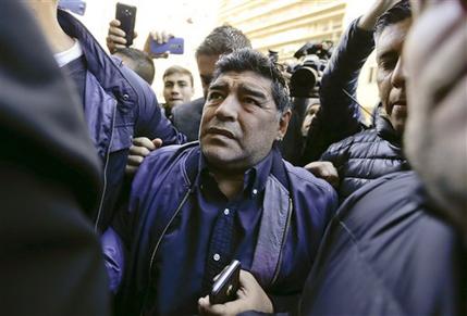 Maradona se a ofrece dirigir gratis selección Argentina