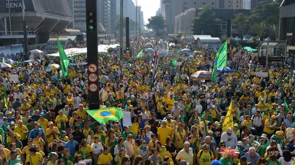 Manifestantes salieron a las calles de Brasil este domingo para pedir la salida definitiva de la suspendida presidenta Dilma Rousseff o en grupos más pequeños a defender su permanencia, en un clima preolímpico a cinco días del inicio de los Juegos de Rio 2016. En Rio de Janeiro unos 4.000 manifestantes protestaron contra la mandataria en la calzada de la playa de Copacabana, según estimó un periodista de la AFP, en pleno cartón postal de esta ciudad que acogerá los Juegos Olímpicos entre el 5 y el 21 de agosto. La policía carioca no entrega cifras sobre la participación en protestas. Varios camiones de sonido tocaban samba y el himno nacional mientras manifestantes desplegaban a pleno sol un enorme cartel con el mensaje "Fuera Dilma y prisión para Lula", el ex presidente Luiz Inacio Lula da Silva, antecesor de Rousseff, acosado por casos judiciales. "Queremos nuestro país de vuelta y que esta gente se vaya", declaró Vilma Moniz Portella, una abogada de 68 años que llevaba un pequeño muñeco inflable del juez anticorrupción Sergio Moro, que lidera la investigación sobre el fraude en Petrobras que ha alcanzado a la élite política y empresarial brasileña. El ambiente era festivo y familiar en medio de la tradicional muchedumbre que cada domingo invade la costanera carioca. Sobresalía un enorme muñeco inflable que representa a Lula como presidiario. El ama de casa Daysa Barela, de 52 años, afirmó que la manifestación es mucho más pequeña que otras anteriores que llevaron cientos de miles de personas a la calle porque "la gente está asustada por el terrorismo o porque el Partido de los Trabajadores (PT) pueda atacarlos". Desenlace del juicio Pero uno de los muchos vendedores de banderas y muñecos inflables tenía una explicación bastante más probable: Lula y Rousseff ya están casi fuera de combate. "Lula va a ser enjuiciado, está acabado. Y el tiempo de Dilma ya pasó", dijo Carlos Wellington, de 39 años, aludiendo a que el expresidente (2003-2010) y líder histórico de la izquierda irá a juicio por intentar obstruir las investigaciones del megaesquema de corrupción en Petrobras. Es la primera vez que el fundador del izquierdista PT será sometido a juicio por este caso que develó un fraude que costó más de 2.000 millones de dólares a la petrolera para beneficiar a decenas de políticos, empresarios y funcionarios de la compañía. Si bien el escándalo alcanzó a un amplio espectro político, el PT es uno de los más golpeados. En la capital, Brasilia, unas 3.000 personas protestaron contra Rousseff, informó la policía. Reunidas frente a la sede del Congreso Nacional, vestían los colores verde y amarillo de la bandera brasileña y gritaban consignas contra la presidenta, apartada del poder el 12 de mayo pasado para ser enjuiciada en el Senado por supuesta manipulación de las cuentas públicas. Quien fue su vicepresidente, Michel Temer, asumió la presidencia de manera interina y puede llegar a terminar el mandato hasta fines de 2018 si Rousseff es destituida definitivamente al término del proceso. Rousseff tendrá que dejar su cargo si al menos 54 de los 81 senadores votan a favor del impeachment en la última etapa del juicio que comenzará el 29 de agosto y debe extenderse durante una semana, según un cronograma del presidente de la Corte Suprema, Ricardo Lewandowski, encargado de conducir las sesiones durante esa fase en el Congreso. Las manifestaciones contra Rousseff fueron convocadas por el grupo 'Vem pra Rua' (Ven a la calle) y se replicaron en otras ciudades brasileñas como Recife y Salvador en el noreste o Belo Horizonte, en el sureste, donde llegaron miles de personas según los organizadores, reportó el sitio de noticias G1. También se registraban en varias ciudades otras manifestaciones contra Michel Temer convocadas por el llamado "Frente Pueblo sin Miedo", que reúne a una treintena de organizaciones de izquierda como los Trabajadores sin Techo, centrales sindicales, el PT y el Partido Comunista. Bajo el lema "Fuera Temer", el bloque esperaba a miles de personas para protestar contra "el gobierno golpista" de Temer y "el retroceso de derechos sociales", según su convocatoria en Facebook. En Sao Paulo, donde ya hubo multitudinarias protestas a favor del impeachment, se esperan por la tarde manifestaciones tanto en contra como a favor de Rousseff.