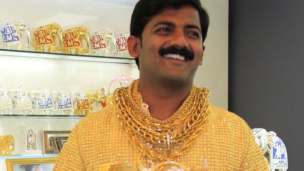 Asesinan al millonario indio famoso por la camisa de oro más cara del mundo