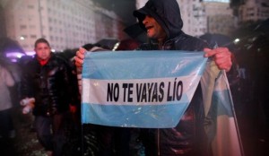 Argentinos ruegan por Messi bajo un diluvio en Obelisco porteño