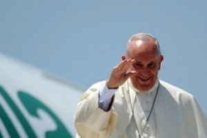El papa llega a Polonia en plena conmoción por el asesinato de un cura en Francia