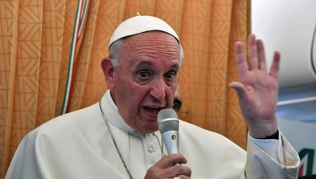 Papa condena "violencia insensata" en Dacca