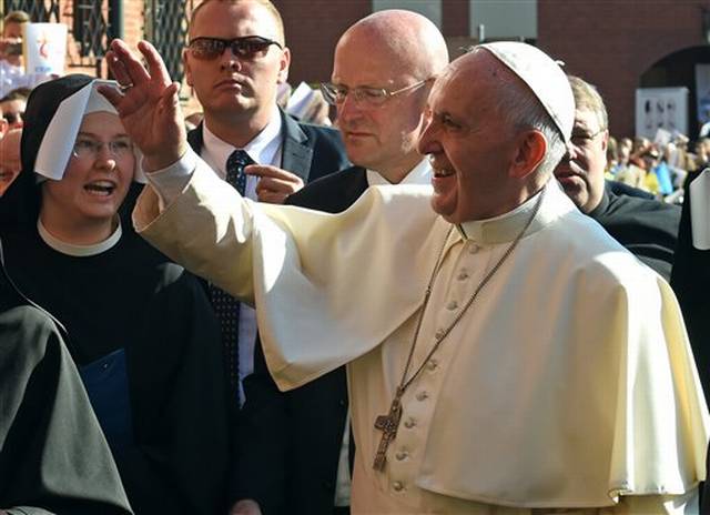 El papa exhorta a sacerdotes a salir y atender a necesitados
