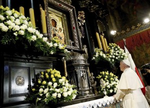 Papa reza ante imagen de virgen negra en Polonia