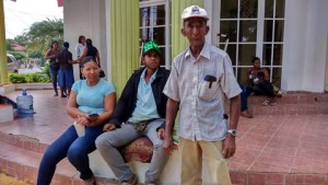 Comunitarios siguen encadenados en Gobernación Dajabón en demanda de apartamentos