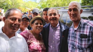 Danilo Medina realiza visita sorpresa a caficultores de Guayubín; instruye reforestar