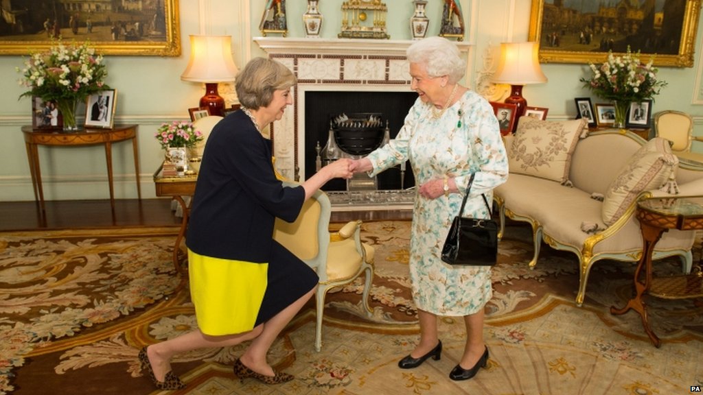 Theresa May se convierte en primera ministra del Reino Unido tras recibir el mandato de Isabel II