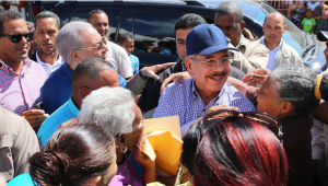 
Danilo Medina realiza visita sorpresa a productores de Guayabal en Azua y ofrece su apoyo 
