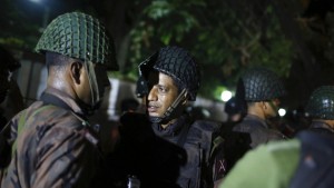 Hombres armados retienen al menos a 20 rehenes en un restaurante de Bangladesh