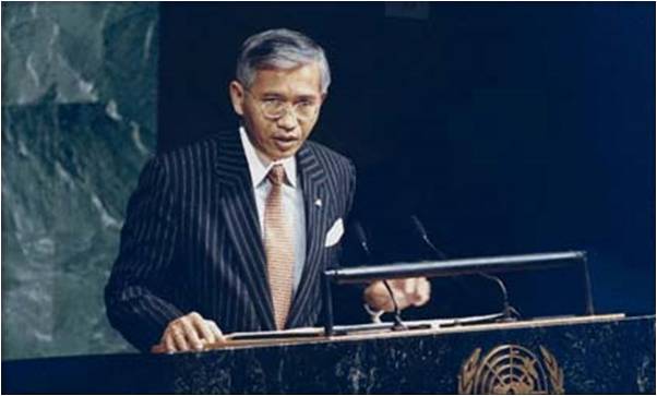 Ex embajador de EEUU ante ONU es acusado de fraude en Camboya