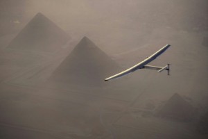 Avión Solar Impulse 2 aterriza en Egipto