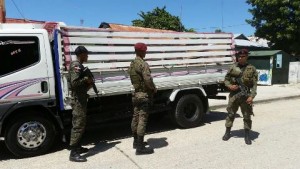 ERD detiene hombre que transportaba 22 migrantes haitianos ilegales; montan operativo contra carbón
