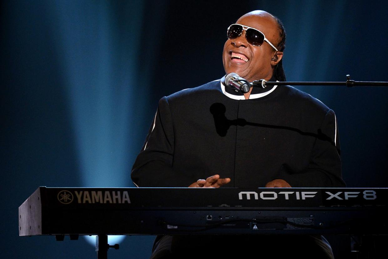 Stevie Wonder insta a la gente a elegir "amor sobre odio"