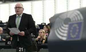La UE da tres meses a Polonia para revisar el funcionamiento del Tribunal Constitucional