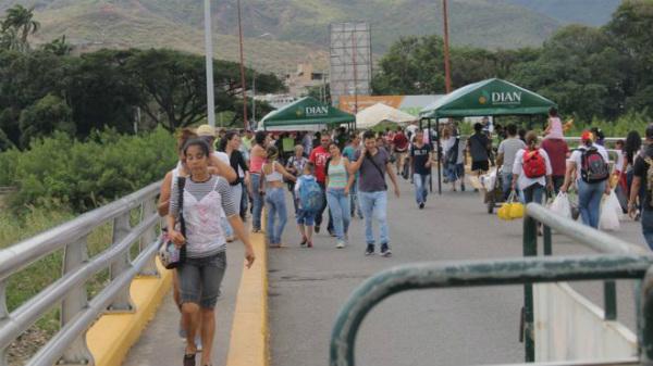 Estiman que más de 35,000 venezolanos cruzaron el sábado la frontera a Colombia