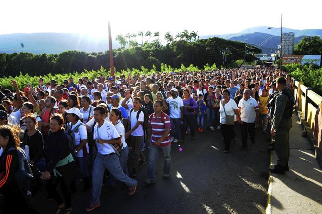 Más de 35.000 personas pasaron la frontera de Venezuela a Colombia