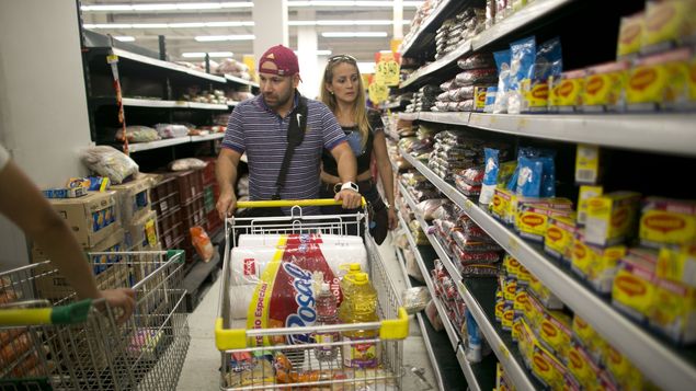 Venezolanos de clase media gastan sus ahorros en comida