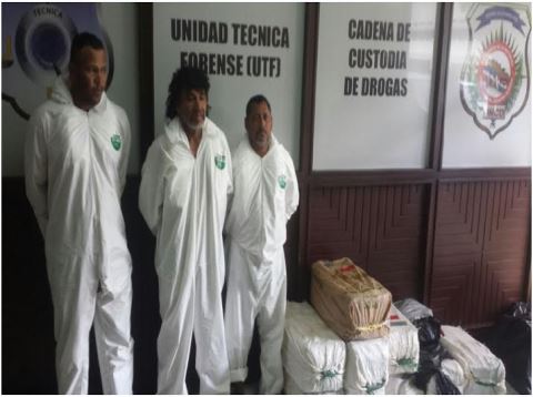 Decomisan embarcación con diez sacos de droga y capturan tres presuntos narcos sudamericanos